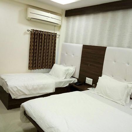 Hotel Sun Shine Ahmedabad Bagian luar foto