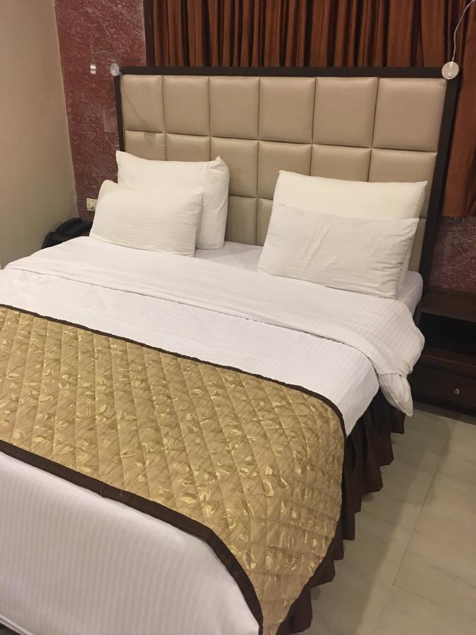 Hotel Sun Shine Ahmedabad Bagian luar foto