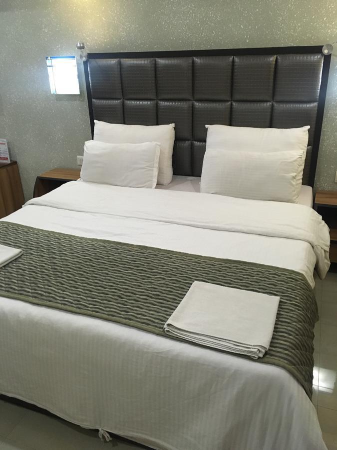 Hotel Sun Shine Ahmedabad Bagian luar foto